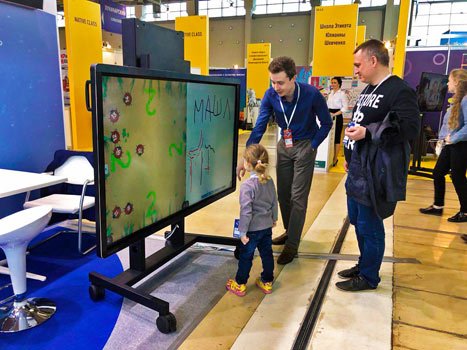 Крепление BalanceBox для дисплеев на мобильной стойке Крепление BalanceBox для дисплеев на мобильной стойке